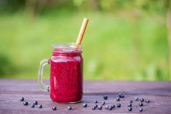 Köstlicher Blaubeer Smoothie Glasbecher Auf Dem Tisch Nahaufnahme — Stockfoto