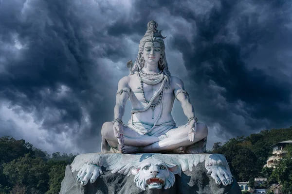 Статуя Медитации Индуистского Бога Шивы Против Драматического Бурного Неба Реке — стоковое фото