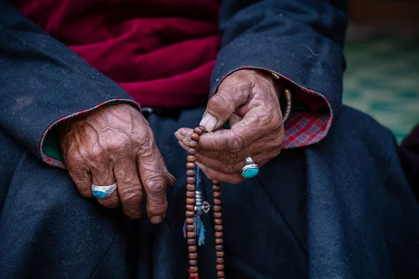 Παλιά Θιβετιανή Γυναίκα Κρατώντας Βουδιστικό Κομπολόι Στο Μοναστήρι Hemis Ladakh — Φωτογραφία Αρχείου