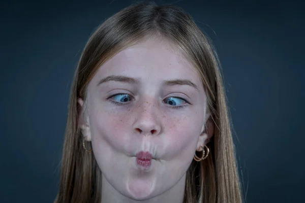 Πρόσωπο Του Αστεία Νεαρή Κοπέλα Μάτια Σταυρωμένα Μαύρο Φόντο Εσωτερικούς — Φωτογραφία Αρχείου