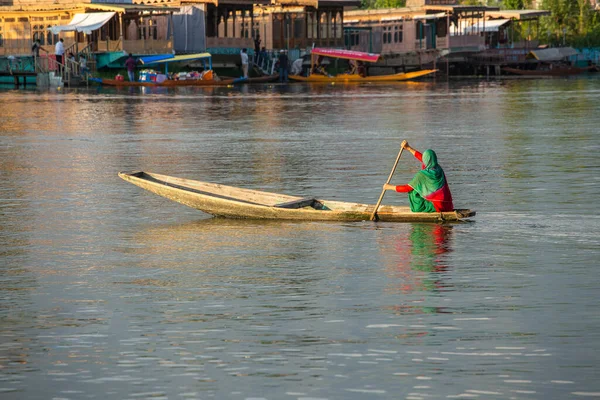 Estilo Vida Lago Dal Pessoas Locais Usam Shikara Pequeno Barco — Fotografia de Stock