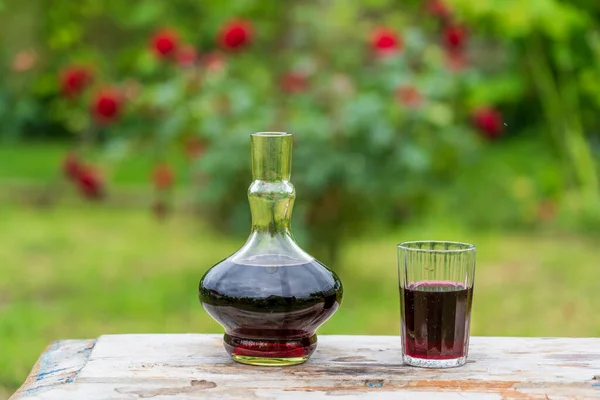 Carafe Verre Verre Avec Vin Rouge Dans Fond Jardin Été — Photo