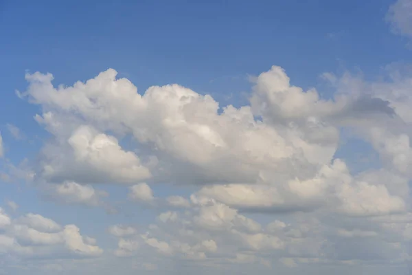 Fundo Azul Céu Com Nuvens Brancas Dia Ensolarado Verão — Fotografia de Stock