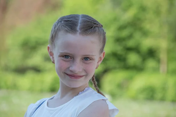 Mooi Gelukkig Jong Meisje Natuur Close Portret Buiten — Stockfoto