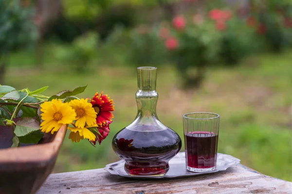 Carafe Verre Verre Avec Vin Rouge Dans Fond Jardin Été — Photo