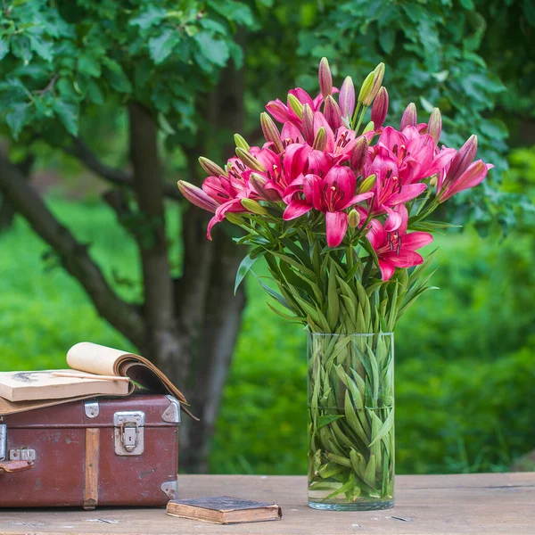 Beautiful Bouquet Red Lily Flowers Glass Vase Water Old Suitcase — Stock Photo, Image