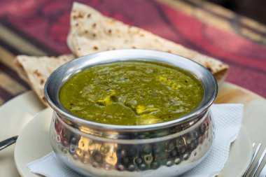 Palak paneer veya ıspanak ve süzme peynirli köri Hindistan 'da sağlıklı bir ana yemek tarifidir. Popüler Hint yemeği, akşam yemeği menüsü, roti veya chapati ile servis edilir.