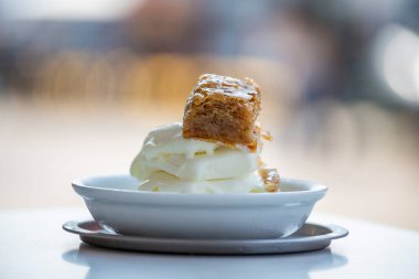 Tabağında beyaz dondurma olan Baklava, yaklaş, Turkey. Geleneksel Türkçe tatlı