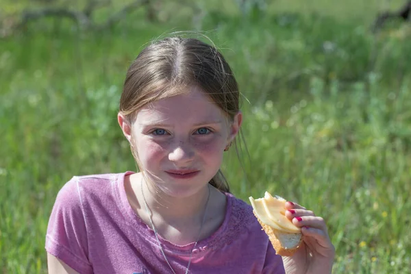 Menina Bonita Comendo Sanduíche Natureza Fechar Retrato Livre — Fotografia de Stock