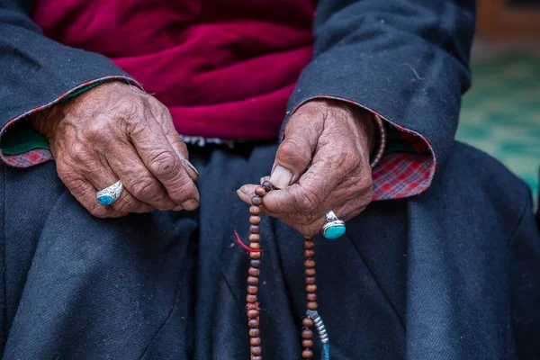 Old Tibetan Woman Holding Buddhist Rosary Hemis Monastery Ladakh Jammu — Stock Photo, Image