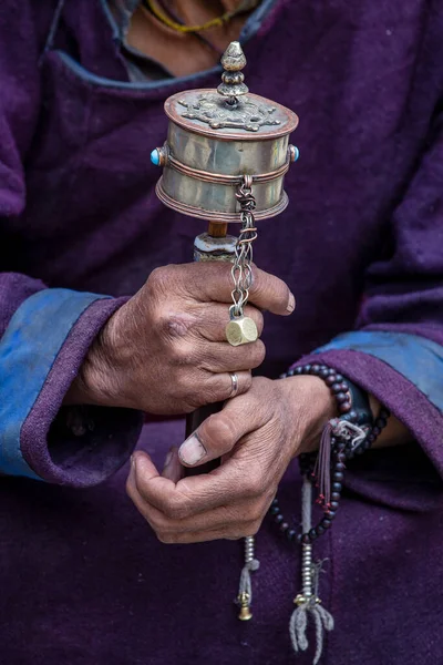 Old Tibetan Woman Holding Buddhist Prayer Wheel Hemis Monastery Ladakh — 스톡 사진