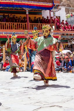 Ladakh, Kuzey Hindistan - 26 Haziran 2015: Mistik bir maske takan Tibetli adam, Kuzey Hindistan 'daki Leh yakınlarındaki Hemis Manastırı' ndaki Budist Festivali sırasında dans etti.