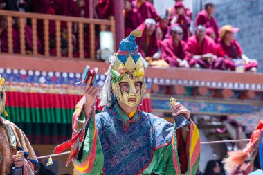 Ladakh, Kuzey Hindistan - 26 Haziran 2015: Mistik bir maske takan Tibetli adam, Kuzey Hindistan 'daki Leh yakınlarındaki Hemis Manastırı' ndaki Budist Festivali sırasında dans etti.