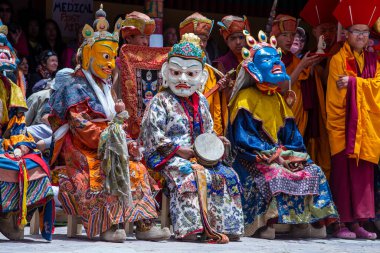 Ladakh, Kuzey Hindistan - 26 Haziran 2015: Mistik bir maske takan Tibetli adam, Kuzey Hindistan 'daki Leh yakınlarındaki Hemis Manastırı' ndaki Budist Festivali sırasında dans etti.