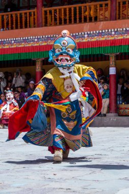 Ladakh, Kuzey Hindistan - 26 Haziran 2015: Mistik bir maske takan Tibetli adam, Kuzey Hindistan 'daki Leh yakınlarındaki Hemis Manastırı' ndaki Budist Festivali sırasında dans etti.