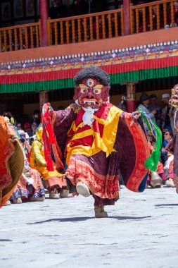 Ladakh, Kuzey Hindistan - 26 Haziran 2015: Mistik bir maske takan Tibetli adam, Kuzey Hindistan 'daki Leh yakınlarındaki Hemis Manastırı' ndaki Budist Festivali sırasında dans etti.