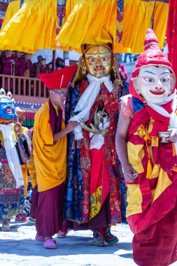 Ladakh, Kuzey Hindistan - 26 Haziran 2015: Mistik bir maske takan Tibetli adam, Kuzey Hindistan 'daki Leh yakınlarındaki Hemis Manastırı' ndaki Budist Festivali sırasında dans etti.