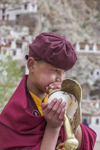 Ladakh Nordindien Juni 2015 Junger Tibetischer Buddhistischer Mönch Bläst Während — Stockfoto