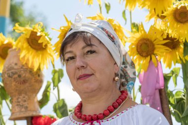 Slavuta, Ukrayna - 01 Ağustos 2021: Ukrayna 'nın Slavuta kentinde düzenlenen Etno-eko festivaline ulusal kostümlü Ukraynalı kadınlar katıldı