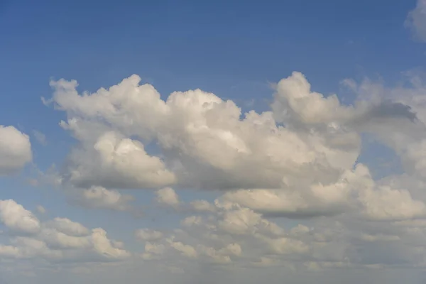 Μπλε Ουρανό Φόντο Λευκά Σύννεφα Στην Ηλιόλουστη Μέρα Του Καλοκαιριού — Φωτογραφία Αρχείου
