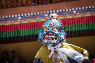 Mistik bir maske takan Tibetli adam, Hemis Manastırı 'ndaki Budist festivalinde dans ediyor. Leh, Ladakh, Kuzey Hindistan yakınlarında.