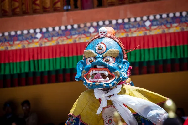 チベット人の男性は 神秘的なマスクに身を包んだ 近くのレ ラダック 北インド クローズアップヘミス修道院での仏教祭中に踊りを実行します — ストック写真