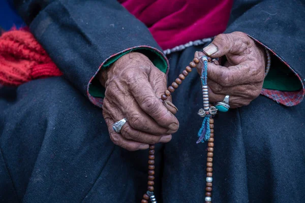 Old Tibetan Woman Holding Buddhist Rosary Hemis Monastery Ladakh Jammu — Stock Photo, Image