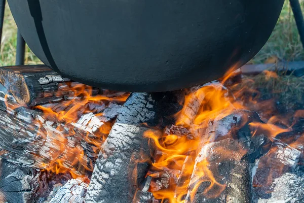 Schwarzer Touristischer Hexenkessel Mit Essen Lagerfeuer Kochen Bei Der Wanderung — Stockfoto