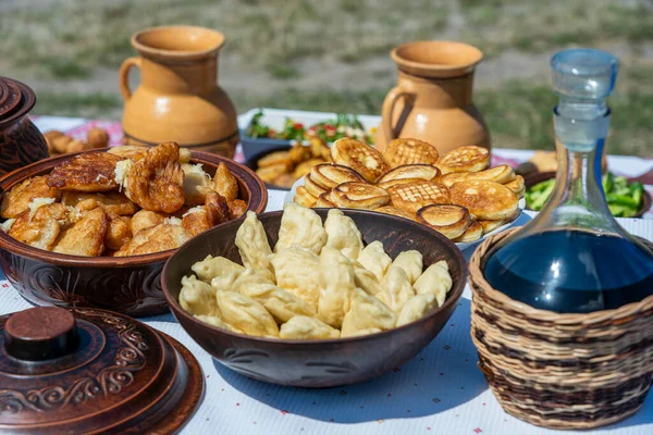 Massor Pannkakor Dumplings Och Vin Bordet Gården Närbild Ukraina Traditionella — Stockfoto