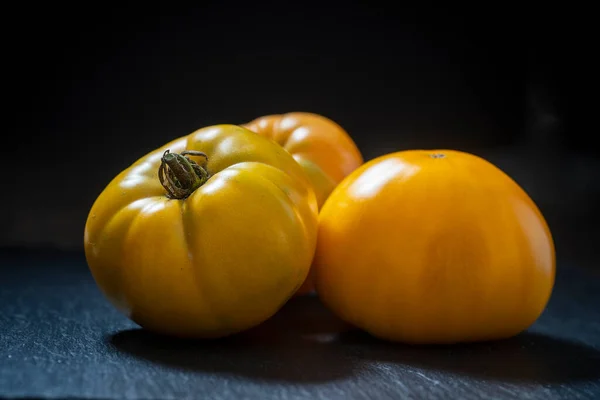 Três Tomates Amarelos Fundo Escuro Perto Tomate Amarelo Fresco — Fotografia de Stock
