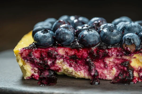 Stück Hausgemachter Blaubeer Käsekuchen Auf Dunklem Hintergrund Nahaufnahme Makro — Stockfoto