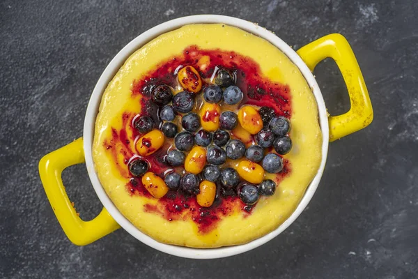 Käsekuchen Aus Blaubeeren Und Sanddorn Auf Dunklem Hintergrund Von Oben — Stockfoto