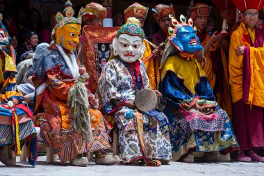 Ladakh, Kuzey Hindistan - 26 Haziran 2015: Mistik bir maske takan Tibetli adam, Kuzey Hindistan 'daki Leh yakınlarındaki Hemis Manastırı' ndaki Budist Festivali sırasında dans etti.