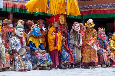 Ladakh, Kuzey Hindistan - 26 Haziran 2015: Mistik bir maske takan Tibetli adam, Kuzey Hindistan 'daki Leh yakınlarındaki Hemis Manastırı' ndaki Budist Festivali sırasında dans etti.