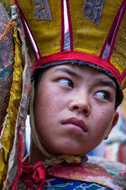 Ladakh, Kuzey Hindistan - Haziran 26, 2015: Tibetli genç adam Kuzey Hindistan 'ın Leh kenti yakınlarındaki Ladakh kentinde Hemis Budist Festivali' ne katılıyor