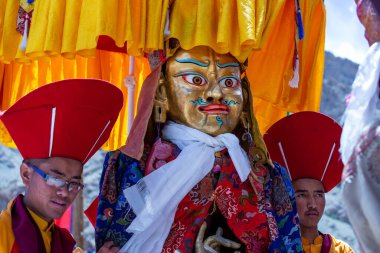 Ladakh, Kuzey Hindistan - 26 Haziran 2015: Mistik bir maske takan Tibetli adam, Kuzey Hindistan 'daki Leh yakınlarındaki Hemis Manastırı' ndaki Budist Festivali sırasında dans etti.