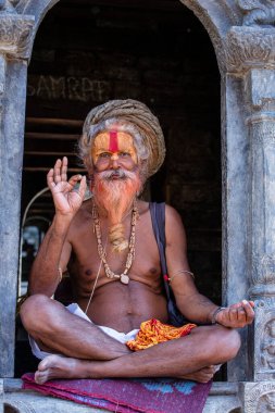 Kathmandu, Nepal - 25 Ekim 2016: Yaşlı Sadhu Guru adam Katmandu, Nepal 'de sokakta bir resim için poz veriyor