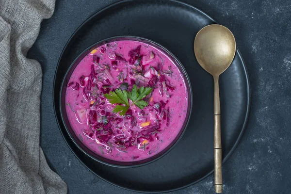 Heerlijke Koude Zomerbietensoep Met Komkommer Gekookt Radijs Zwarte Schaal Tafel — Stockfoto