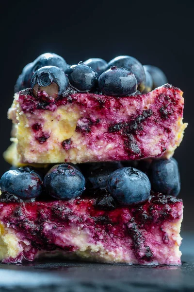 Stück Hausgemachter Blaubeer Käsekuchen Auf Dunklem Hintergrund Nahaufnahme Makro — Stockfoto