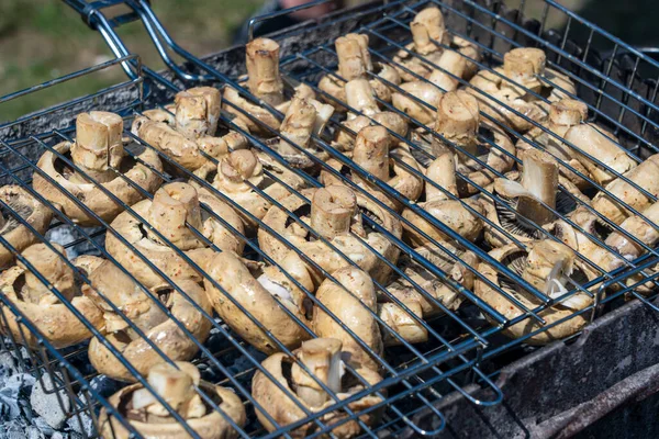 Kochen Von Weißen Pilzen Auf Dem Grill Auf Dem Streetfood — Stockfoto