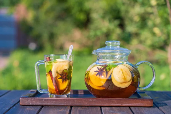 Friska Äpple Ett Glas Tekanna Och Mugg Sommarträdgården Träbord Närbild — Stockfoto