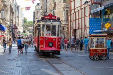 İstanbul, Türkiye - 7 Temmuz 2014: İstanbul, Türkiye 'nin merkezinde bulunan istiklal Bulvarı' nda bulunan Taksim Tüneli Nostalji Tramvayı durağan sokak boyunca yürüyor