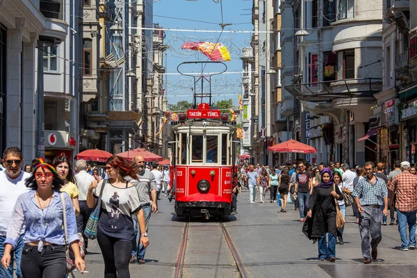 Estambul Turquía Julio 2014 Taksim Tunel Nostalgia Tranvía Bordea Calle — Foto de Stock