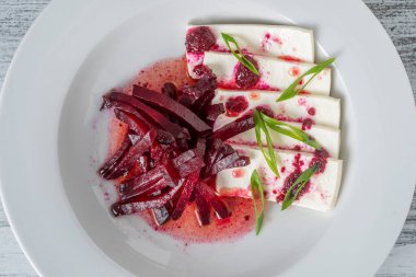 Kaynamış pancar salatası ve yumuşak peynir ve sos, yakın çekim, üst manzara.