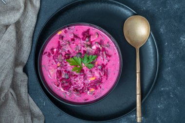 Soğuk yaz pancar çorbası, salatalık, haşlanmış yumurta, siyah kasede turp, yakın çekim, üst manzara.