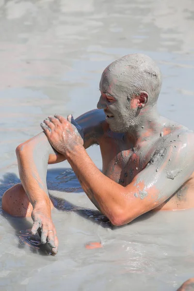 Modderbehandeling Dalyan Turkije Portret Gelukkige Man Die Een Modderbad Neemt — Stockfoto