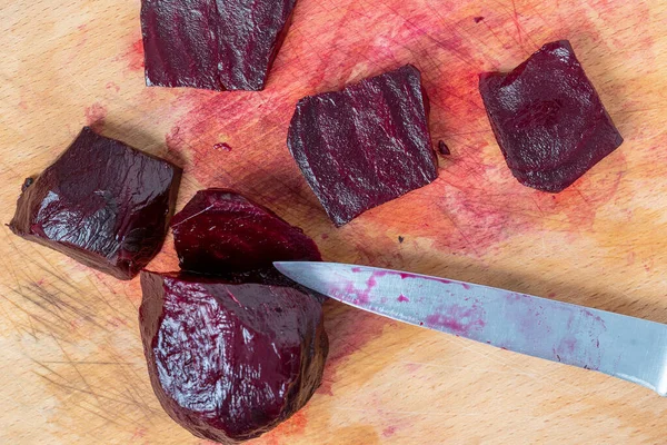 Czerwone Buraki Nóż Desce Krojenia Kuchni Zbliżenie Widok Góry — Zdjęcie stockowe