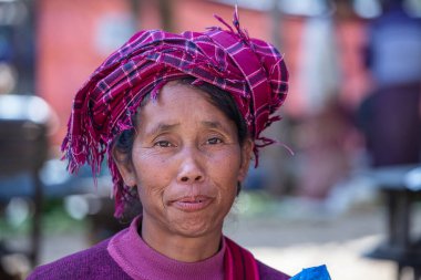 Inle Gölü, Myanmar, Burma - 12 Ocak 2016: Myanmar, Burma yakınlarındaki Inle Gölü yakınlarındaki sokak yemekleri pazarında yaşlı kadın, kapat