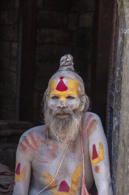 Kathmandu, Nepal - 25 Ekim 2016: Yaşlı Sadhu Guru adam Katmandu, Nepal 'de sokakta bir resim için poz veriyor