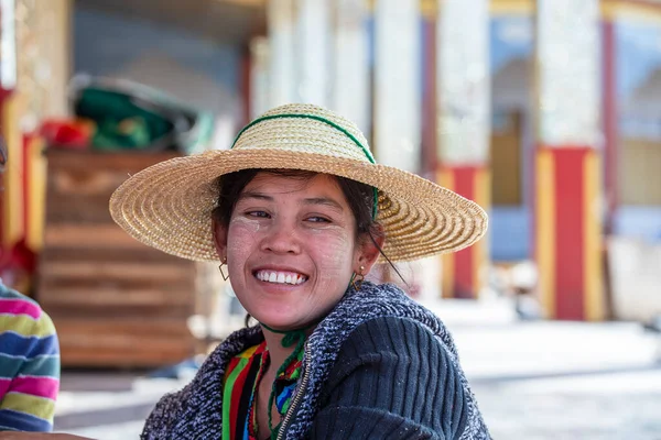 Inle Lake Myanmar Burma Jan 2016 Πορτραίτο Κορίτσι Ψάθινο Καπέλο — Φωτογραφία Αρχείου